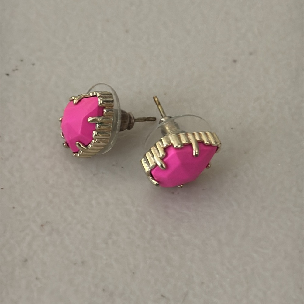 New Kendra Scott Tessa Gold Stud Earrings In Magenta - Picture 2 of 3